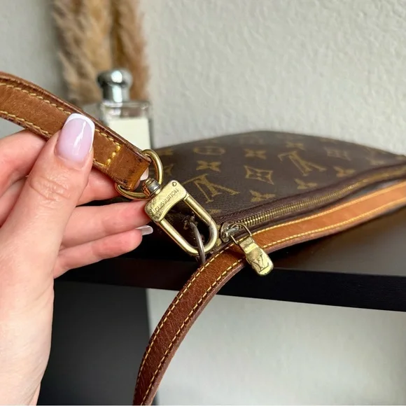 🌼AUTHENTIC Louis Vuitton Pochette with ORIGINAL LV strap🌼 - Picture 9 of 15